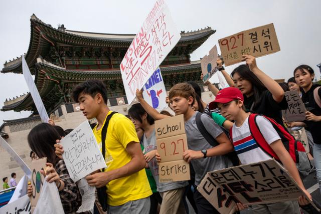 2019년 9월 27일 기후변화 해결을 위한 ‘결석 시위’에 참석한 청소년들이 서울 종로구 세종로공원에서 청와대 방향으로 행진하고 있다. 이날 세계 곳곳에서는 유엔 기후행동 정상회의와 관련하여 각국 정상들에게 기후변화에 대한 적극적인 대응을 촉구하는 학생 시위가 열렸다. 코리아타임스