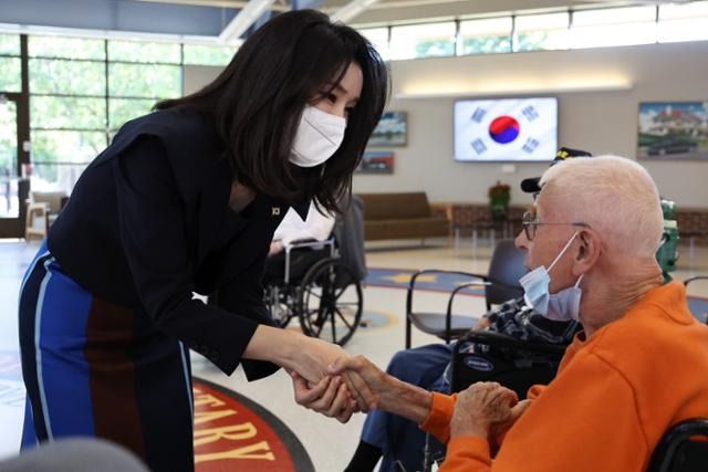 김건희 여사가 지난 21일(현지시간) 미국 뉴저지주 '참전용사의 집'에서 6.25참전용사들을 만나고 있다. 대통령실 제공