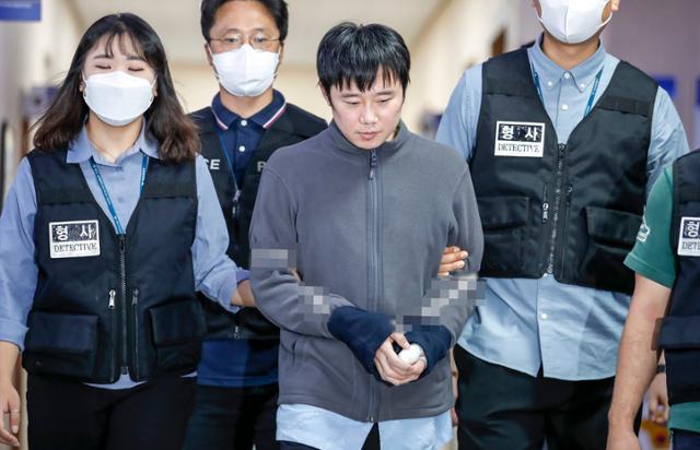 21일 신당역 살해 피의자 전주환이 서울 남대문경찰서에서 검찰로 이송되고 있다. 공동취재 사진