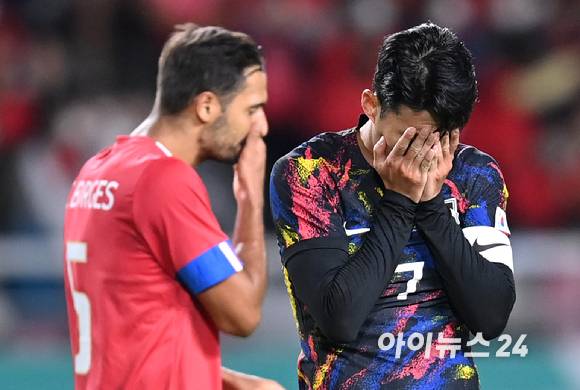 23일 오후 경기 고양시 고양종합운동장에서 하나은행 초청 축구 국가대표팀 평가전 대한민국과 코스타리카의 경기가 열렸다. 한국 손흥민이 찬스를 놓친 후 아쉬워하고 있다. [사진=김성진 기자]