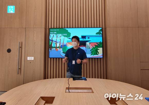 22일 '애플 잠실'에서 미디어를 대상으로 '투데이 앳 애플' 세션을 진행하고 있다. [사진=서민지 기자]
