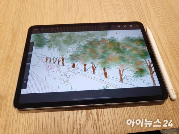 아이패드를 활용해 석촌호수 전경을 그린 모습 [사진=서민지 기자]