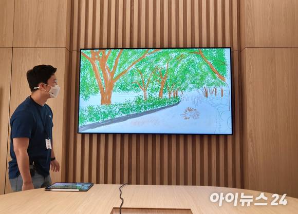 '투데이 앳 애플' 참가자들의 그림을 공유하고 있다. [사진=서민지 기자]