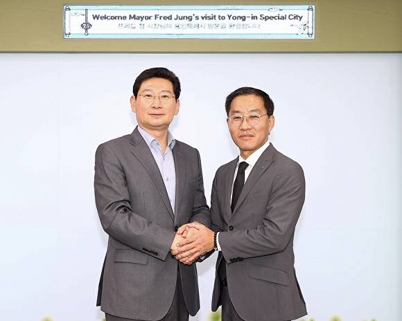 이상일 용인특례시장(왼쪽)이 미국 플러튼시 프레드 정 시장과 만나 양 도시간 교류 확대를 논의했다. [사진=용인특례시청]