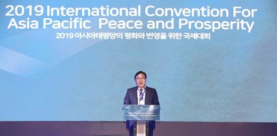 이화영 당시 경기도 평화부지사가 2019년 '아태 평화와 번영을 위한 국제대회'에서 발언하고 있다. 사진 경기도청