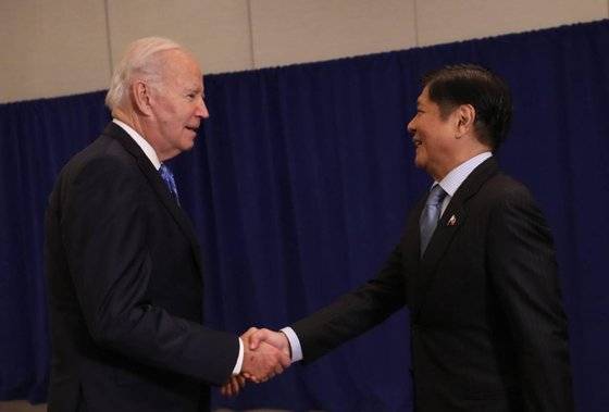 지난 22일 미국 뉴욕에서 페르디난드 마르코스 주니어 필리핀 대통령(오른쪽)과 조 바이든 미국 대통령이 정상회담을 하고 있다. 사진 마르코스 주니어 대통령 페이스북 캡처