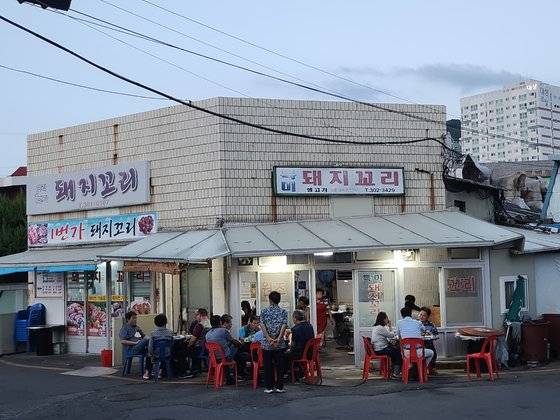 모라동 한 돼지구이집 모습. 위성욱 기자