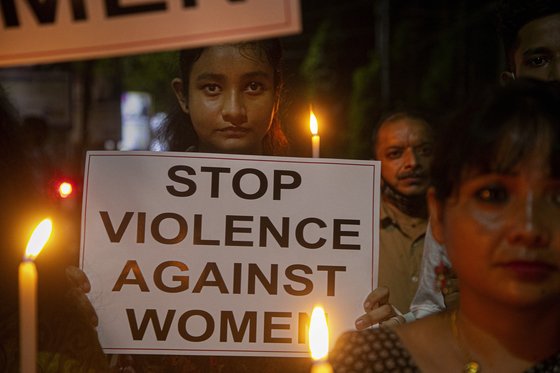 한 인도 여성이 여성에 대한 폭력을 멈추라는 글귀를 들고 있다. AP
