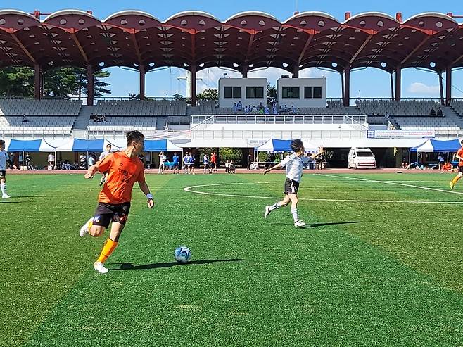 24일 경기 고양시 어울림누리 별무리경기장 등 3개 구장에서 48회 한국기자협회 서울지역 축구대회가 열렸다. 코로나19 팬데믹 이후 3년만에 열린 대회다. 사진은 한겨레신문과 뉴스웨이 선수들이 예선전 경기를 뛰고 있는 모습.