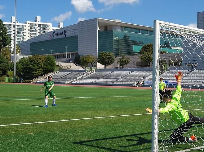 24일 경기 고양시 어울림누리 별무리경기장 등 3개 구장에서 48회 한국기자협회 서울지역 축구대회가 열렸다. 코로나19 팬데믹 이후 3년만에 열린 대회다. 사진은 한겨레신문과 뉴스웨이 선수들이 예선전 경기를 뛰고 있는 모습.
