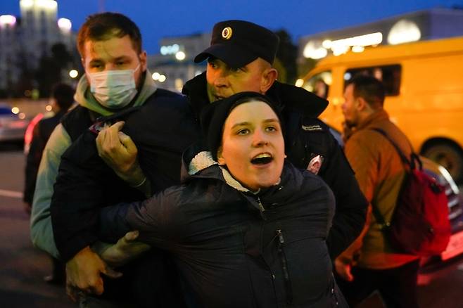 21일(현지시간)  경찰이 수도 모스크바에서 열린 예비군 부분 동원령 반대 시위에 참가자를 체포하고 있다. 연합뉴스