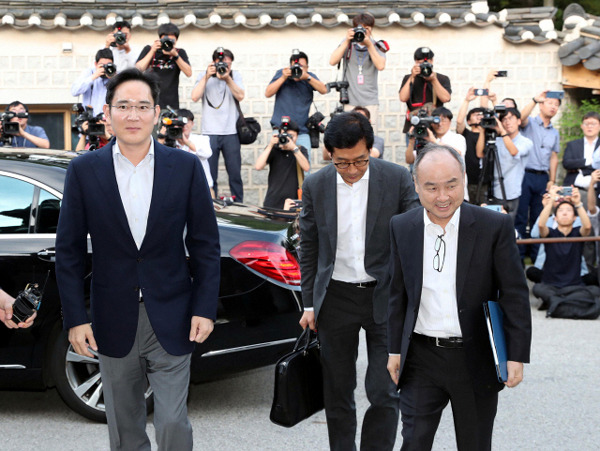 이재용 삼성전자 부회장과 손정의 일본 소프트뱅크 회장이 지난 2019년 서울 성북구 한국가구박물관으로 국내 기업 총수들과의 만찬 회동을 하기 위해 이동하고 있다. [사진 = 연합뉴스]