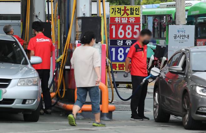 국내 휘발유와 경유 가격이 동반하락했다. 서울 시내 한 주유소에 표시된 유가정보 모습. / 사진=뉴시스