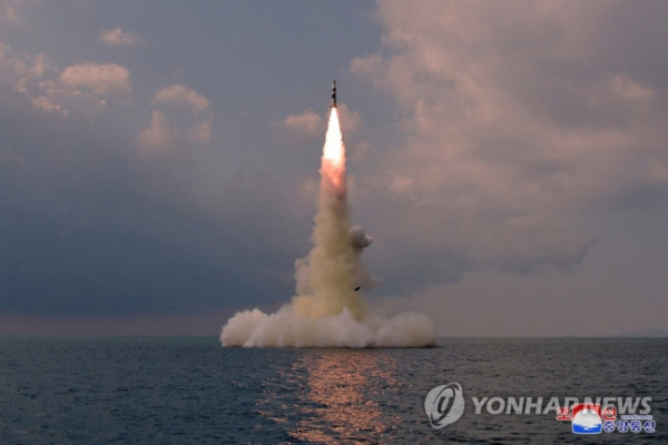 북한의 잠수함발사탄도미사일(SLBM) 발사 장면. 조선중앙통신 캡처/연합뉴스