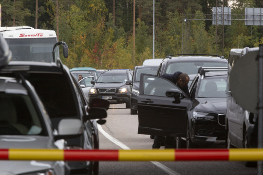핀란드 국경 : 러시아가 우크라이나 전쟁과 관련해 징집령을 내린 뒤 23일(현지시간) 핀란드 국경인 발리마 검문소에 러시아를 탈출하는 차량 행렬이 끊임없이 이어지고 있다. 로이터 연합뉴스