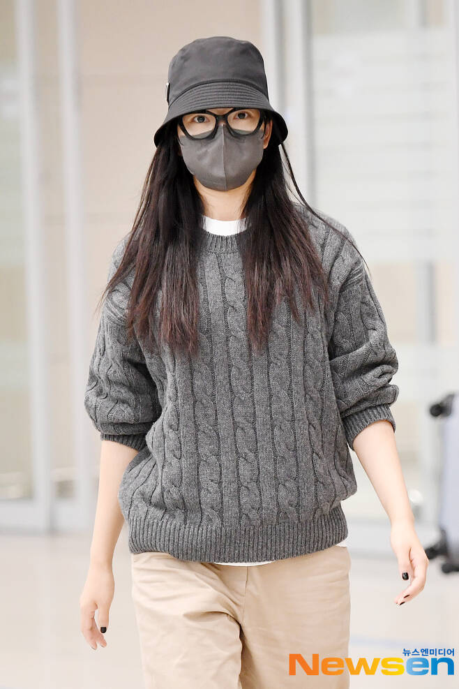 Actor Kim Tae-ri arrives at the airport after finishing Milan Fashion Week schedule through the second passenger terminal at Incheon International Airport in Unseo-dong, Jung-gu, Incheon, on the afternoon of September 24.