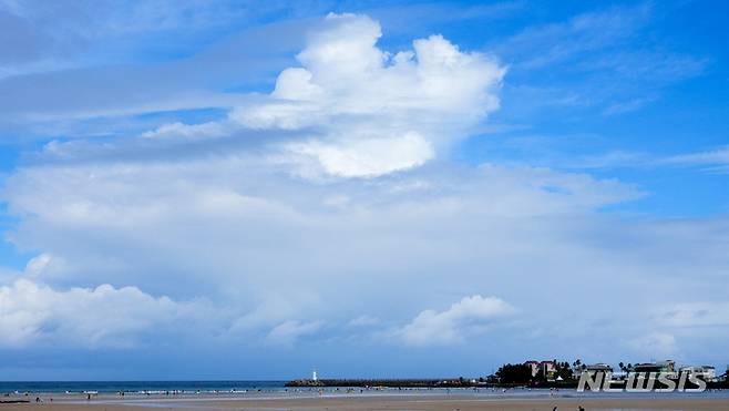 [서귀포=뉴시스] 우장호 기자 = 제주 서귀포시 표선해수욕장 인근 상공에 하얀 뭉게구름이 피어오르고 있다. 뉴시스DB. woo1223@newsis.com