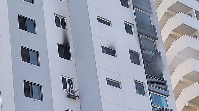 24일 오전 강남구 압구정동 아파트 화재 (사진=독자 제공, 연합뉴스)