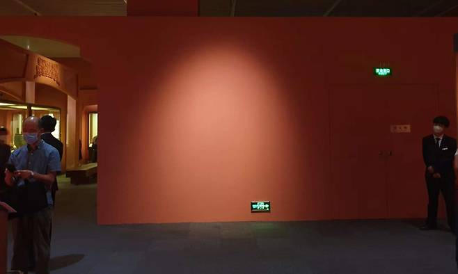 지난 16일 중국 베이징 국가박물관에서 열리고 있는 ‘동방길금-한중일 고대 청동기전’ 전시관의 한쪽 벽이 연표를 철거한 뒤 텅 비어있는 모습. 중국 국가박물관은 한국 국립중앙박물관이 제공한 유물과 자료를 전시하면서 일방적으로 한국사 연표에서 고구려와 발해 관련 내용을 삭제해 논란을 일으켰다. 베이징=연합뉴스