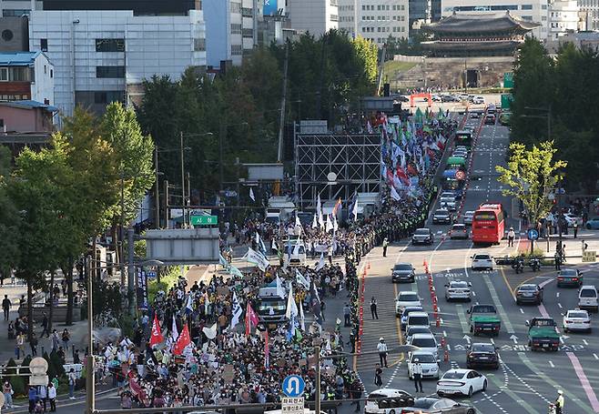 24일 그린피스와 기후위기비상행동 등 400여 개 단체로 구성된 '9월기후정의행동'이 주최한 기후정의행진 참가자들이 서울 세종대로에서 행진을 하고 있다. 연합뉴스