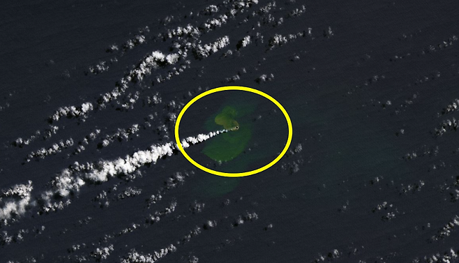 이달 초 남태평양 통가 인근 해역에서 해저화산 활동으로 새로 태어난 섬의 모습. NASA 제공