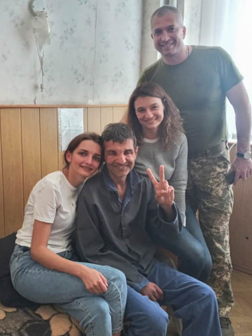 러시아군의 포로가 된 미하일로 디아노프는 갖은 고문과 열악한 환경에서 4개월을 버틴 뒤 이전 모습(왼쪽)을 보기 어려울 만큼 건강이 악화된 모습으로 가족 품에 돌아왔다.