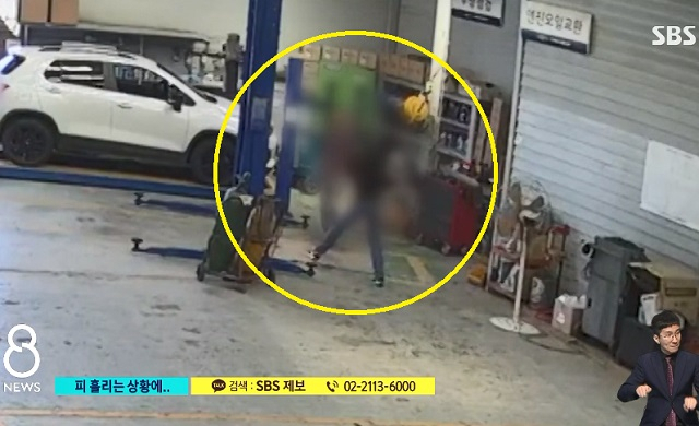 지난 19일 경기 동두천의 한 차량 정비소에서 사장에게 흉기를 들고 달려드는 30대 남성. SBS 보도화면 캡처