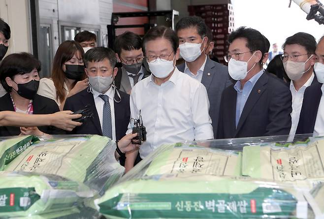 이재명 더불어민주당 대표가 9월16일 전북 김제시 김제농협 미곡창고를 찾아 도정된 쌀을 살피고 있다.ⓒ연합뉴스