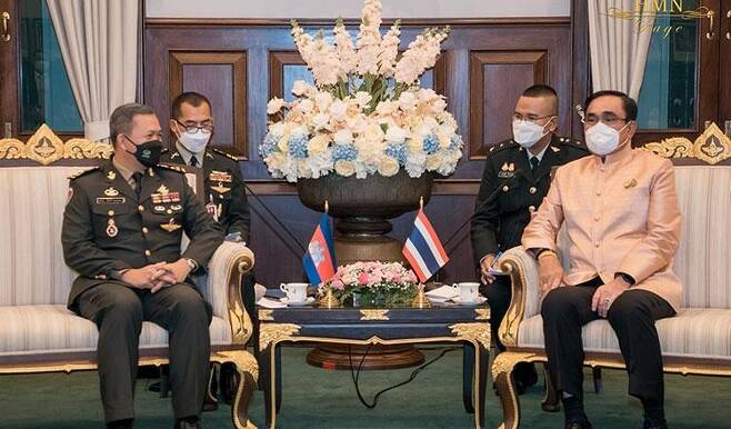 훈 마넷(왼쪽) 캄보디아군 부사령관과 쁘라윳 짠오차(오른쪽) 태국 총리 [일간 크메르타임스 사이트 캡처. 재판매 및 DB 금지]