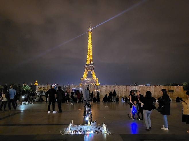 에펠탑 조명이 꺼지기 전에… (파리=연합뉴스) 현혜란 특파원 = 프랑스 파리 에펠탑이 정면으로 보이는 트로카데로 광장에서 23일(현지시간) 오후 11시 40분 관광객들이 불이 켜진 에펠탑을 배경으로 사진을 촬영하고 있다. 2022. 9.24 runran@yna.co.kr
