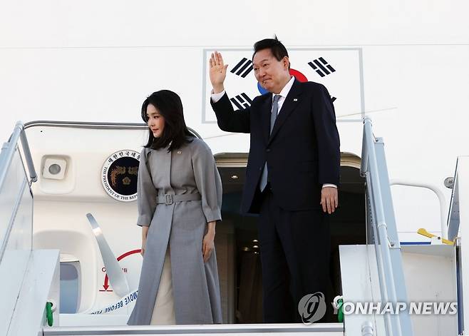 3개국 순방 마친 윤석열 대통령 (오타와=연합뉴스) 안정원 기자 = 윤석열 대통령과 김건희 여사가 영국ㆍ미국ㆍ캐나다 순방을 마치고 23일(현지시간) 캐나다 오타와 국제공항에서 공군 1호기에 올라 환송인사들에게 손을 들어 인사하고 있다. 2022.9.24 jeong@yna.co.kr