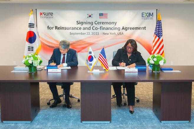 이인호(왼쪽) 한국무역보험공사 사장이 지난 22일(현지시간) 미국 뉴욕에서 미국 수출입은행과의 재보험 협정서에 서명을 하고 있다. 무보 제공.