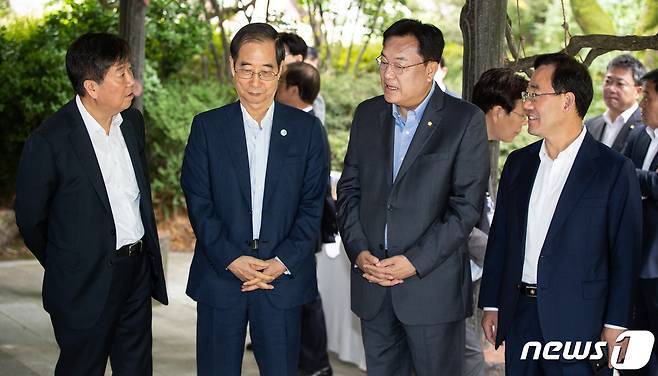 김대기 대통령 비서실장(왼쪽부터)과 한덕수 국무총리, 정진석 국민의힘 비상대책위원장, 주호영 원내대표가 25일 서울 종로구 총리공관에서 열린 제4차 고위당정협의회에 앞서 대화를 나누고 있다. 2022.9.25/뉴스1 ⓒ News1 유승관 기자