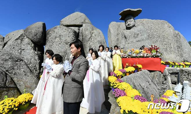 조현일 경산시장이 경산갓바위소원성취축제에서 다례봉행을 하고 있다. 25일까지 이틀간 경산시 와촌면 대한리 갓바위 공영주차장에서 열린 축제에는 가을을 즐기는 관광객과 수능을 50여 일 앞두고 합격을 기원하기 위해 갓바위를 찾은 수험생과 학부모 등 4만여 명이 갓바위 부처를 찾았다. (경산시 제공)2022.9.25/뉴스1