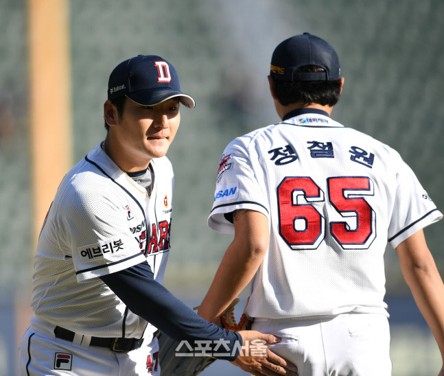 두산 선발투수 곽빈이 25일 잠실야구장에서 열린 KBO리그 한화와 경기 7회 교체되어 내려오며 정철원과 인사를 하고 있다. 잠실 | 최승섭기자 thunder@sportsseoul.com