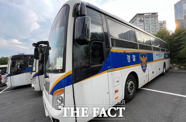 시설경호 업무에 투입된 서울경찰청 2기동단 23기동대 경찰버스가 나란히 선 모습./주현웅 기자