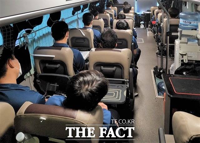 녹초가 돼 경찰버스 안에서 휴식을 취하는 23기동대 경찰관들의 모습./주현웅 기자
