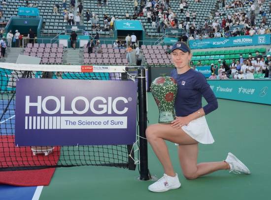 시즌 두 번째 우승을 차지한 알렉산드로바(사진=코리아오픈 조직위원회)