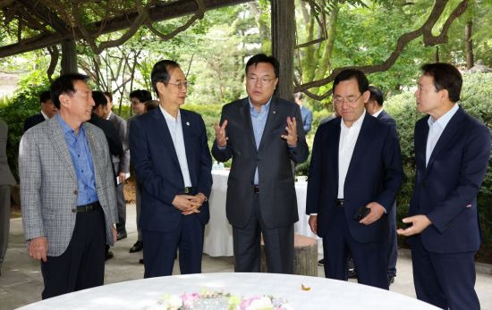 한덕수 국무총리가 25일 서울 종로구 삼청동 총리공관에서 열린 고위 당정 협의회에서 국민의힘 지도부와 대화하고 있다. 왼쪽부터 김석기 사무총장, 한덕수 국무총리, 정진석 비상대책위원장, 주호영 원내대표, 성일종 정책위의장. (사진 제공=연합뉴스)