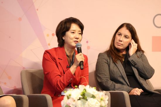이영 중소벤처기업부 장관(왼쪽)이 22일(현지시간) 미국 뉴욕대에서 열린 한미 여성기업인 컨퍼런스에서 발언을 하고 있다.