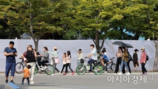 실외 마스크 전면해제를 하루 앞둔 25일 서울 송파구 올림픽공원을 찾은 시민들이 자전거 등 활동적인 산책을 즐기고 있다./윤동주 기자 doso7@