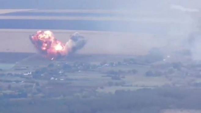 우크라이나군 휴대용 대공미사일에 피격된 러 SU-30 전투기가 지상에 추락해 폭발하고 있다.  /우크라이나군 SNS 영상 캡처