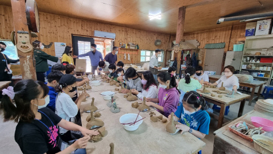 음성군은 지난 24일 자매도시인 서울특별시 강동구의 어린이 문화체험단 20명을 초청해 원남면 농가에서 농촌문화체험 행사를 개최했다.  사진은 도자기 만들기 체험을 하고 있는 모습       사진=음성군 제공