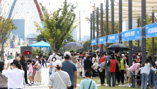 '한빛시민문화축제'가 25일 대전엑스포과학공원 물빛광장에서 열려 행사장이 시민들로 북적이고 있다.