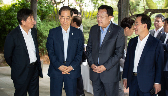 김대기 대통령 비서실장(왼쪽부터)과 한덕수 국무총리, 정진석 국민의힘 비상대책위원장, 주호영 원내대표가 25일 서울 종로구 총리공관에서 열린 제4차 고위당정협의회에 앞서 대화를 나누고 있다. 2022.9.25 뉴스1