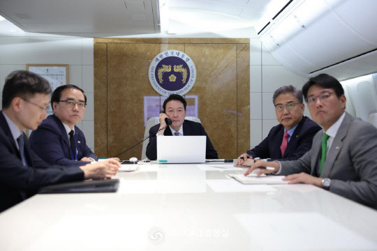 지난 23일 윤석열 대통령이 공군 1호기에서 안보상황점검회의를 개최하고 있다. 대통령실 제공