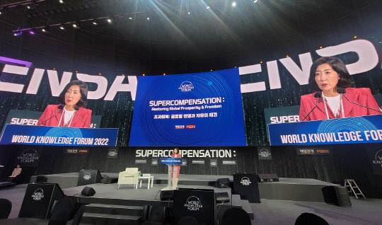 지난 9월 20~22일 서울 장충동 신라호텔에서 열린 매일경제·MBN 주최 제23회 세계지식포럼에 나경원 전 자유한국당(국민의힘 전신) 원내대표가 참석해 대주제인 '초과회복'과 관련 '글로벌 번영과 자유의 재건'을 의제로 연설하고 있다.<나경원 전 국회의원 페이스북 사진>