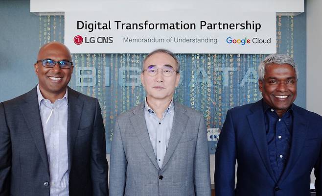 우메시 베무리 구글 클라우드 부사장, 김영섭 LG CNS 대표, 토마스 쿠리안 구글 클라우드 CEO(왼쪽부터)이 디지털 전환 파트너십을 체결했다.