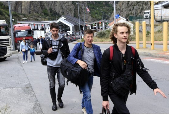 러시아 젊은이들이 23일 러시아와 조지아의 국경도시인 베르흐니라르스에서 걸어서 국경을 넘고 있다. 러시아의 동원령 발동 이후 러시아의 북오세티야 지역에서 조지아로 출국하려는 긴 줄이 서고 있다. 연합뉴스
