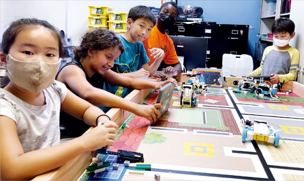 미국 캘리포니아주 로스알토스크리스천스쿨 학생들이 코딩을 활용해 로봇을 구동하고 있다.  어플라이드컴퓨팅파운데이션 제공